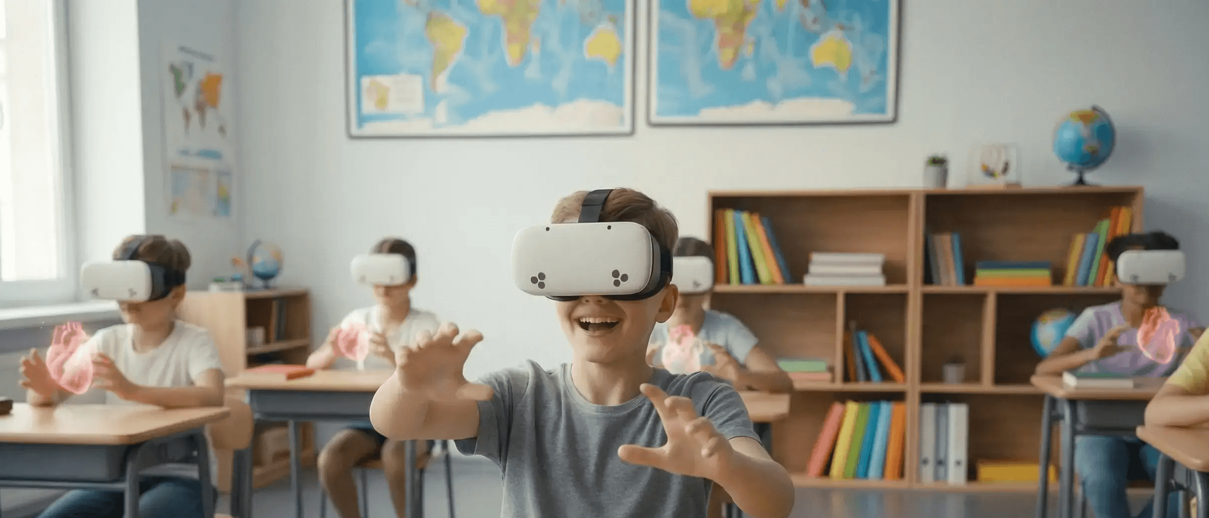 Un estudiante con visor de realidad mixta extiende las manos hacia un corazón humano que flota frente a él, mientras sus compañeros exploran con sus propios visores