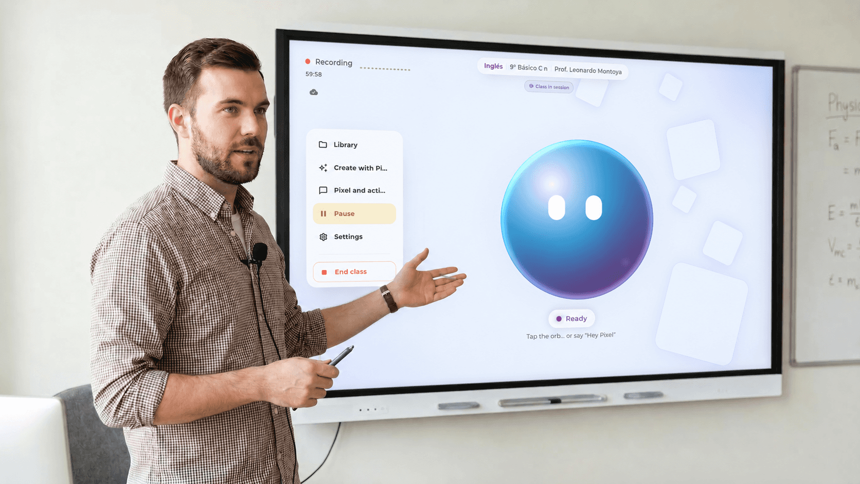 Un docente explica frente a la pantalla del aula, donde PIXLAB Live muestra a Pixel esperando su voz