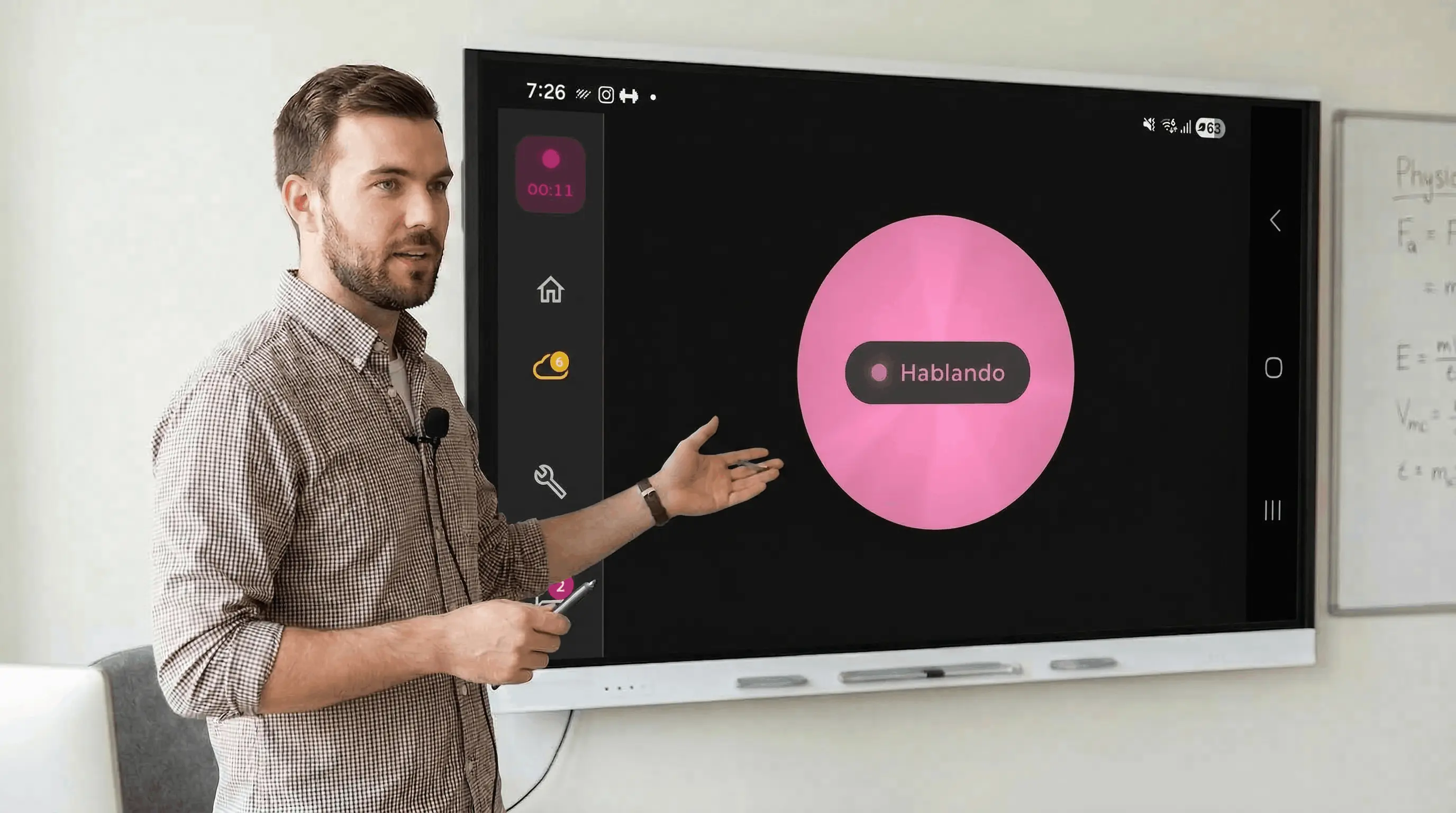 Docente activando el copiloto de IA Hey Pixel durante una clase presencial con estudiantes